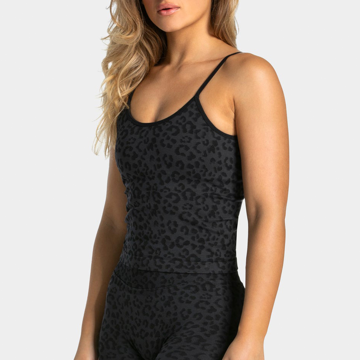 توب يوجا نسائي مثير بنقشة الفه - مراجعة Running Gear Vest وسعره